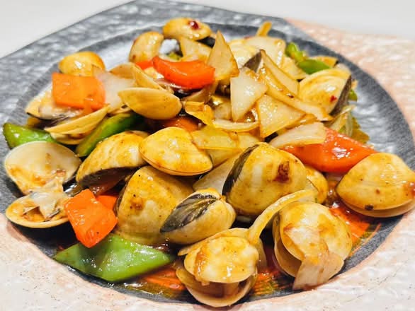 辣炒花甲 Spicy Stir-fried clams